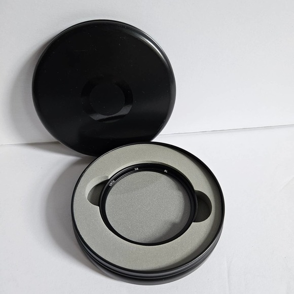 URTH 58mm UV Lens Filter 8L Screw In With‎ Metal Case - Picture 1 of 5